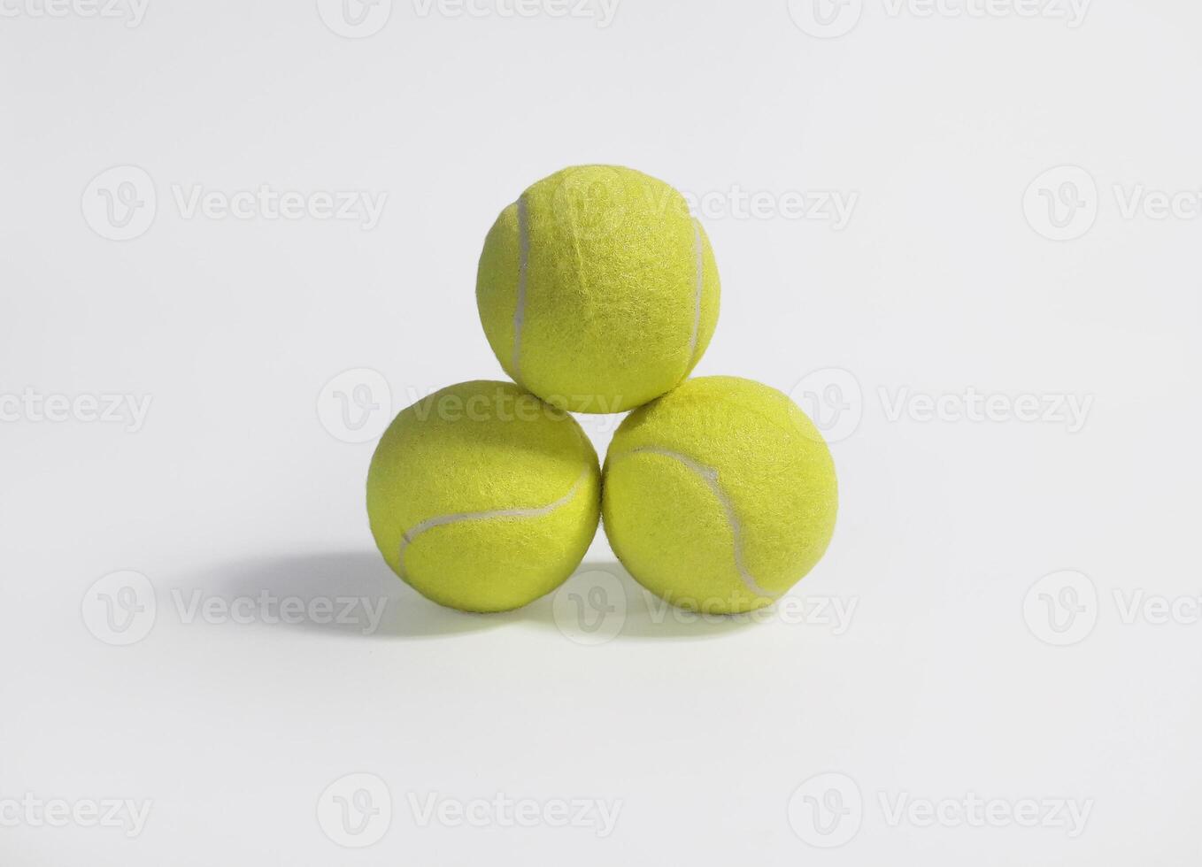 drie tennis ballen Aan een wit achtergrond foto