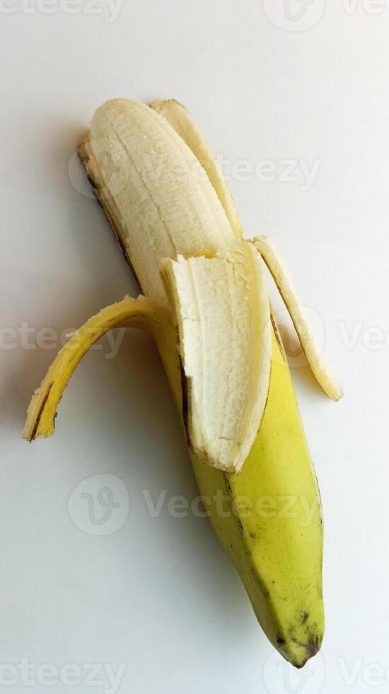 geopend geel banaan Aan een wit achtergrond foto