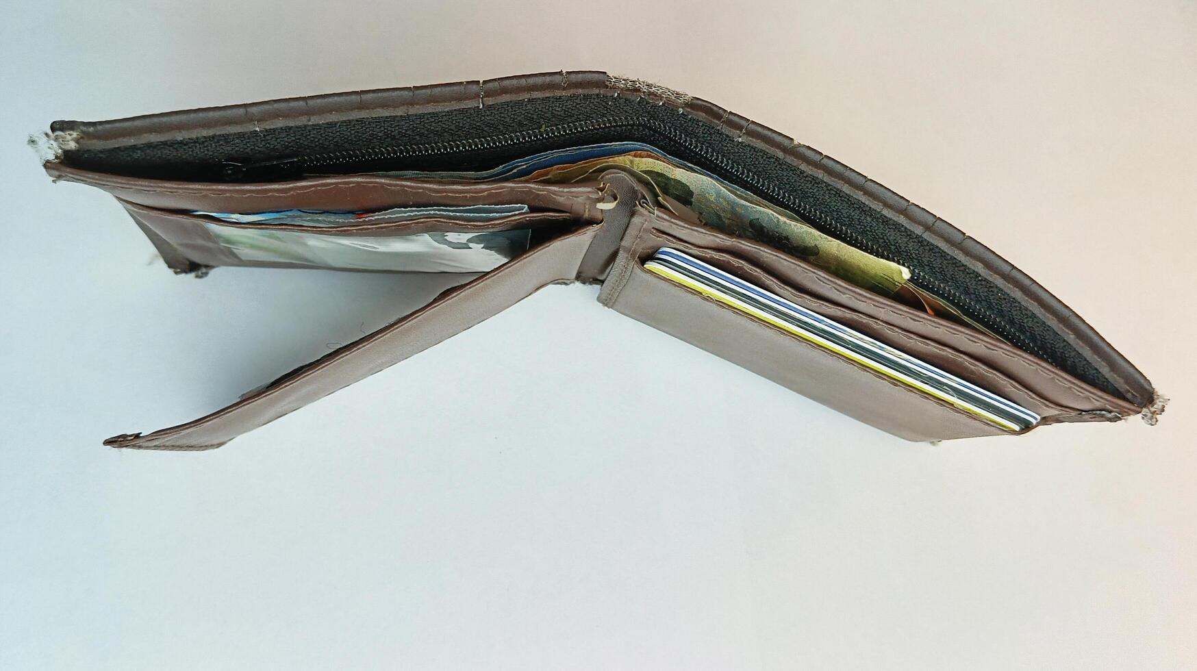 Open bruin leer portemonnee geïsoleerd Aan wit foto