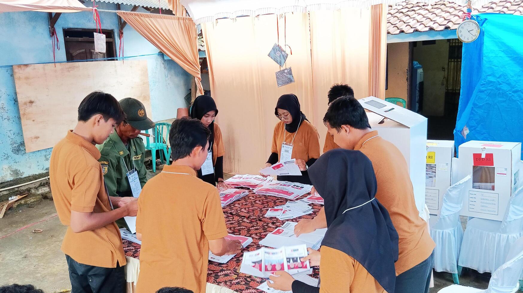 demak, Indonesië - februari, 2024 - stemmen tellen werkwijze Bij tps, Indonesisch presidentieel verkiezing. foto