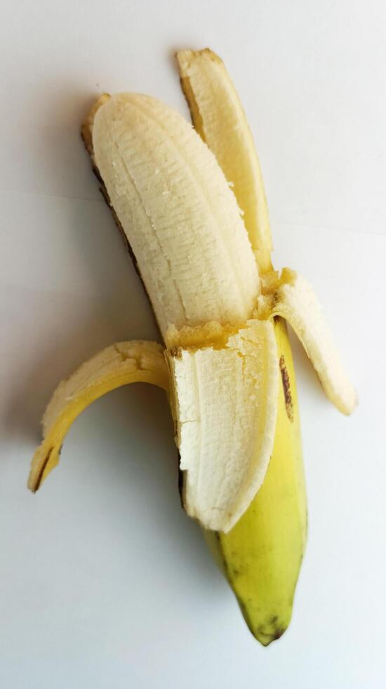 geopend geel banaan Aan een wit achtergrond foto