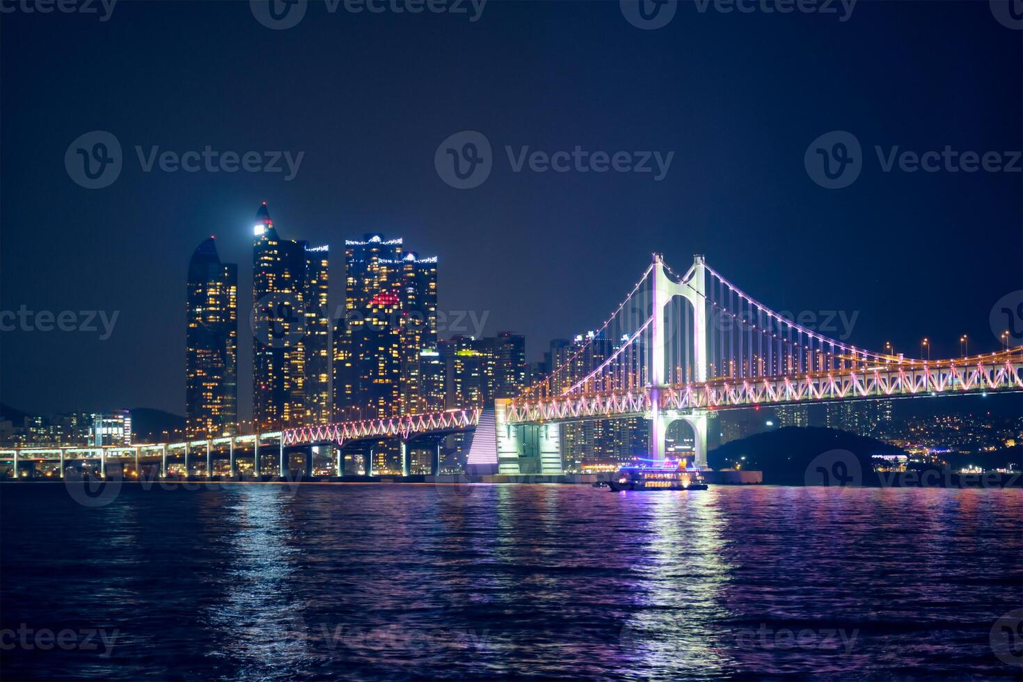 gwangan brug en wolkenkrabbers in de nacht. busan, zuiden Korea foto