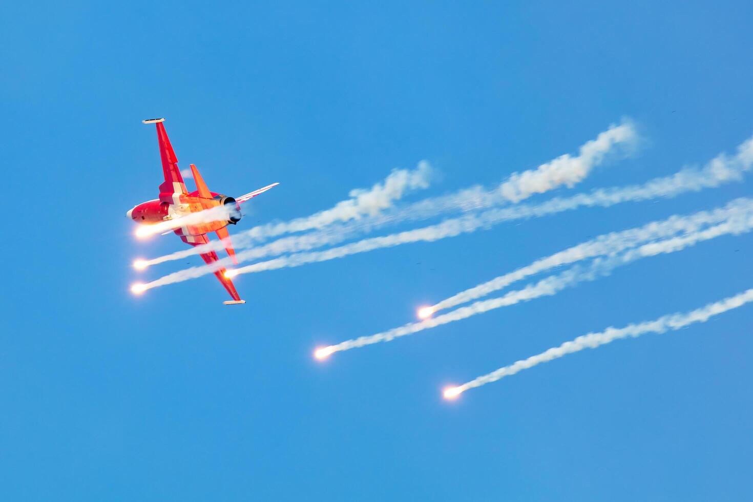 radom, Polen, 2023 - Zwitsers lucht dwingen f-5e tijger vechter Jet vlak vliegen. luchtvaart en leger vliegtuigen. patrouille suisse kunstvlieger team. foto