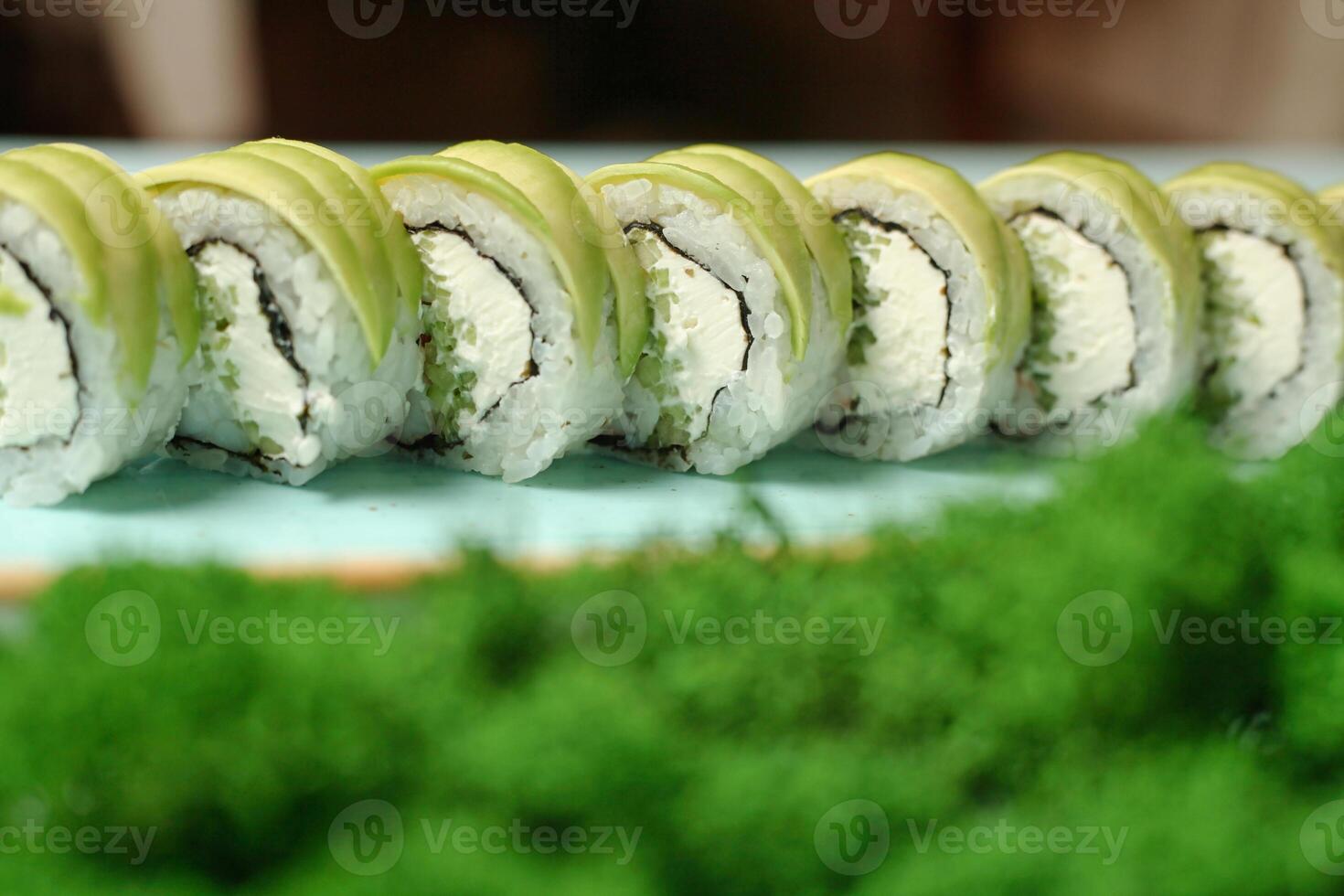 geassorteerd sushi broodjes Aan tafel foto
