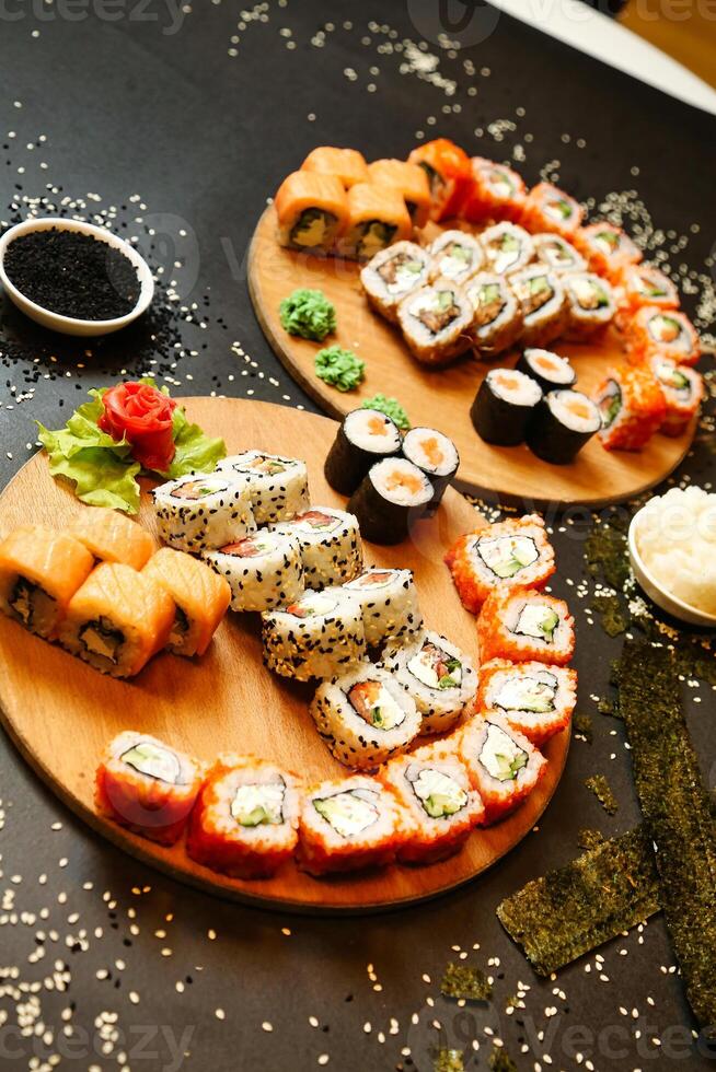 geassorteerd sushi schotels met divers types van sushi foto