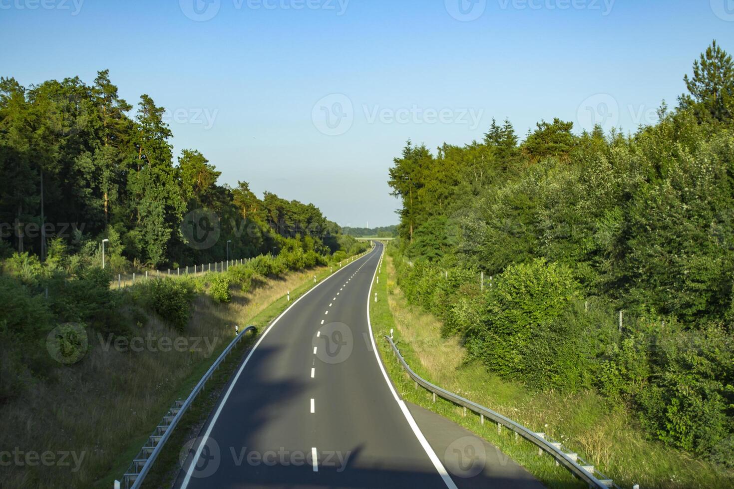 asfalt snelweg zonder auto's. foto