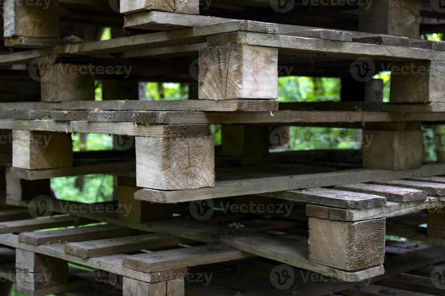 houten pallets buitenshuis, dichtbij omhoog. foto