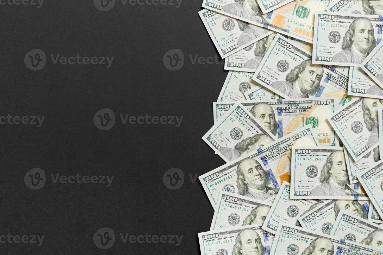 een honderd dollar bankbiljetten Aan gekleurde achtergrond top visie, met leeg plaats voor uw tekst bedrijf geld concept. een honderd dollar achtergrond. foto