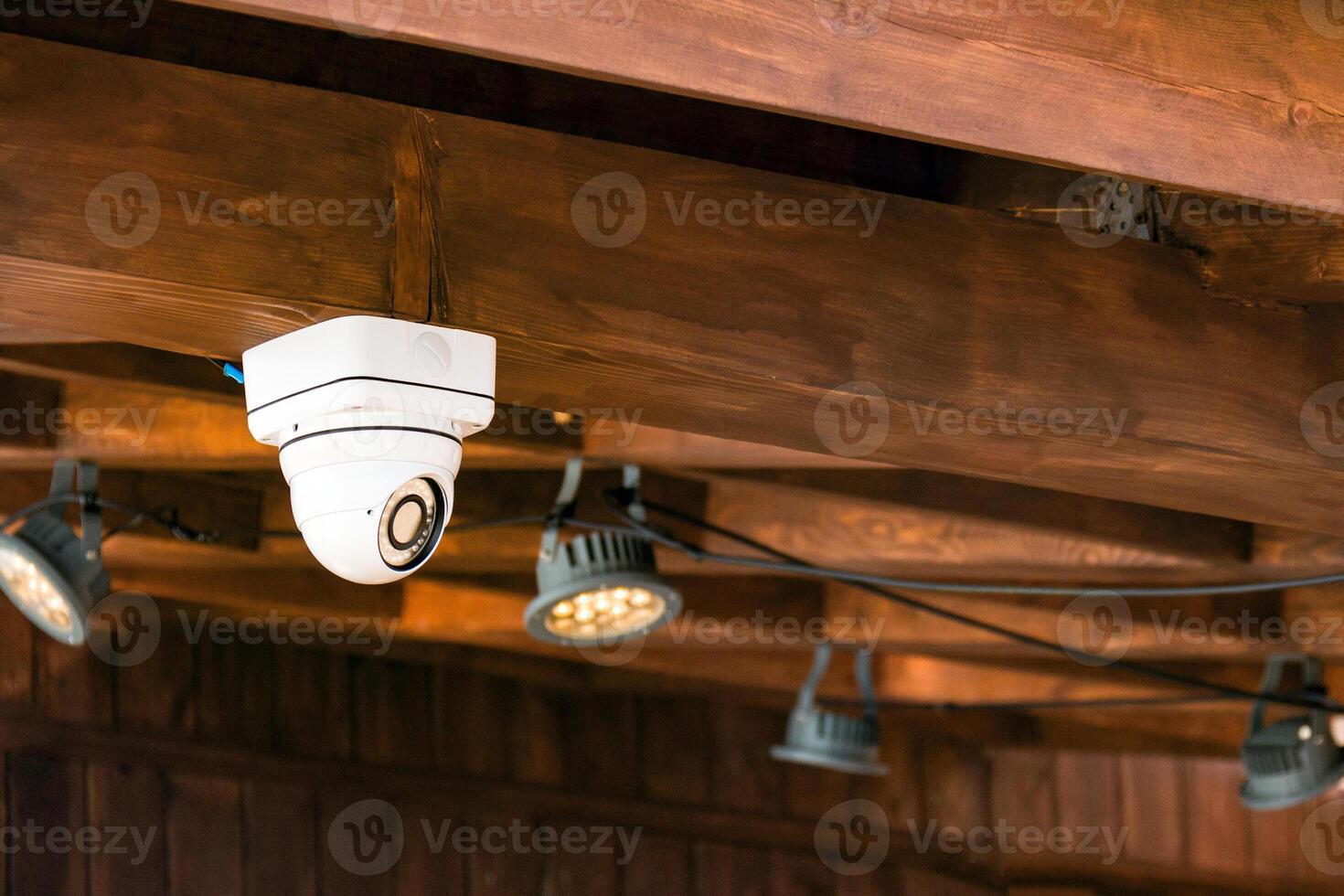 dichtbij omhoog van cctv veiligheid camera Aan de plafond in de gebouw. Vermelding video allemaal dag en nacht. blijven altijd veilig concept foto