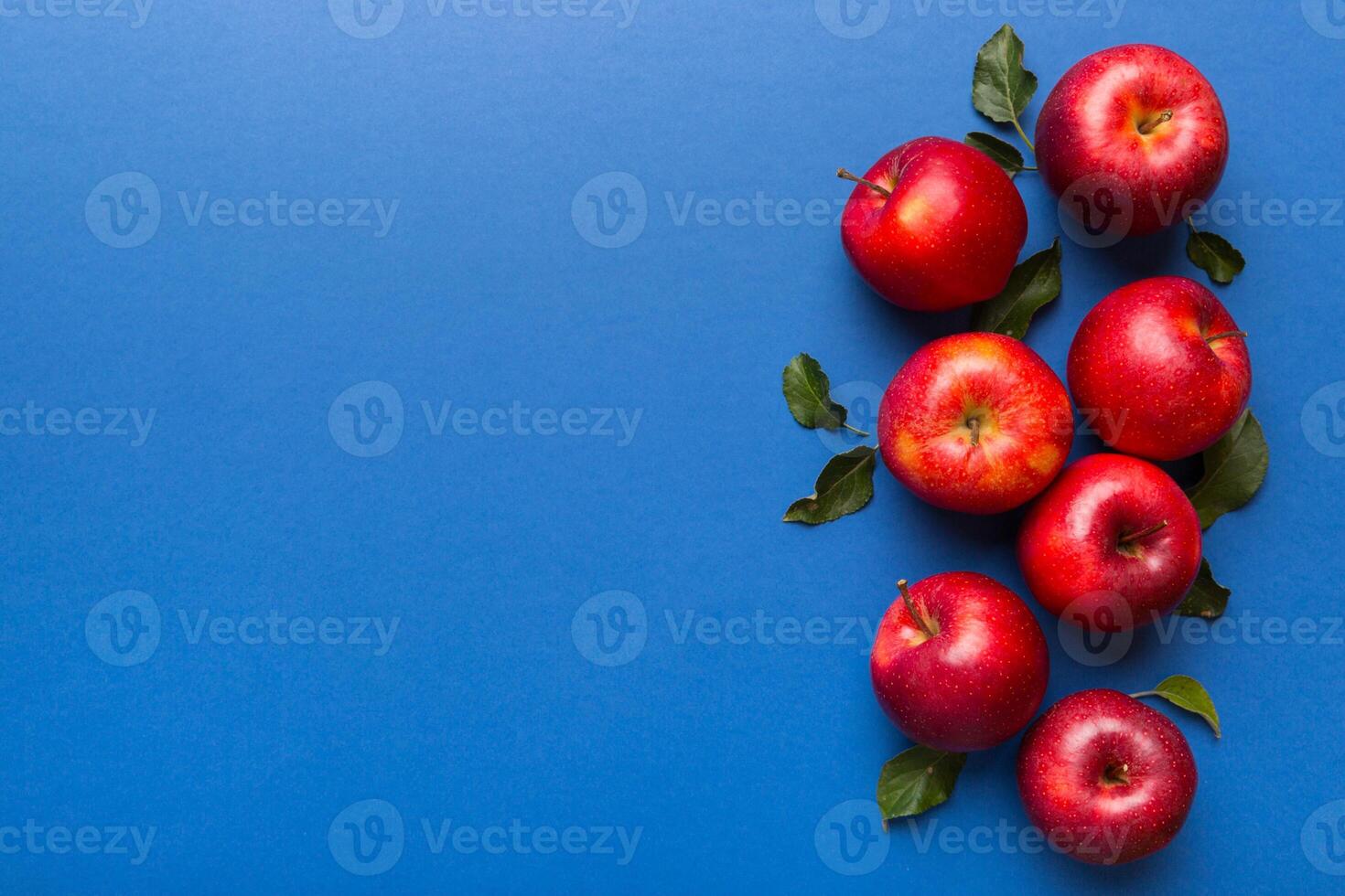 veel rood appels Aan gekleurde achtergrond, top visie. herfst patroon met vers appel bovenstaand visie met kopiëren ruimte voor ontwerp of tekst foto