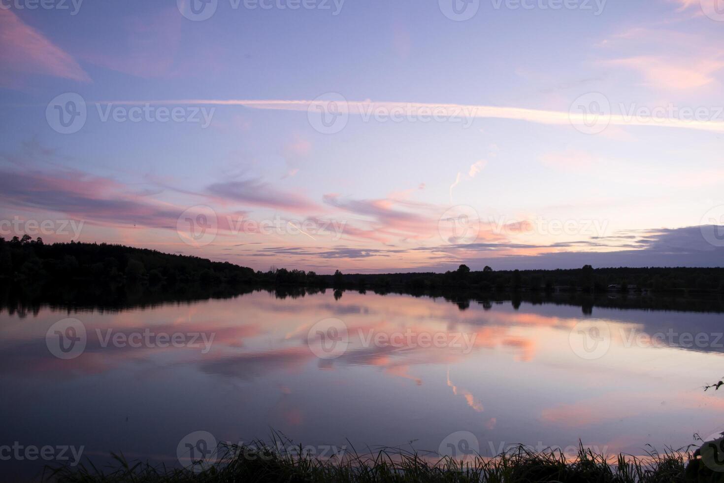 een mooi zonsondergang Bij meer. foto