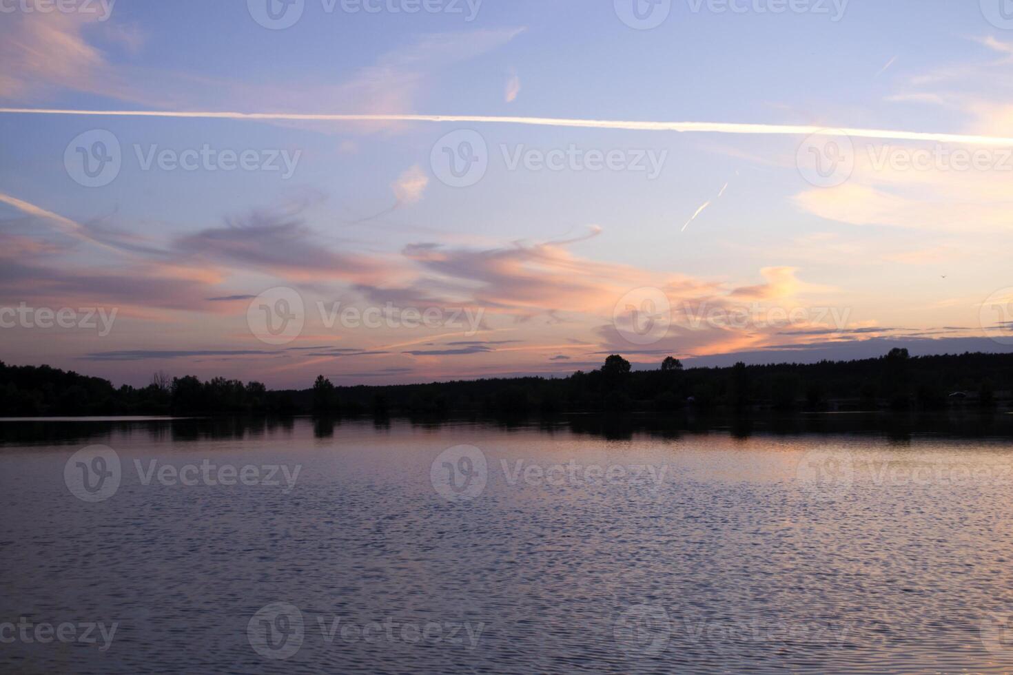 een mooi zonsondergang Bij meer. foto