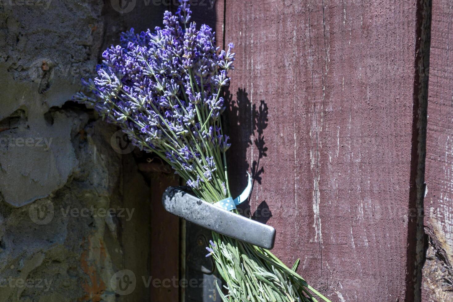 boeket van lavendel Aan de slot van wijnoogst deur. foto