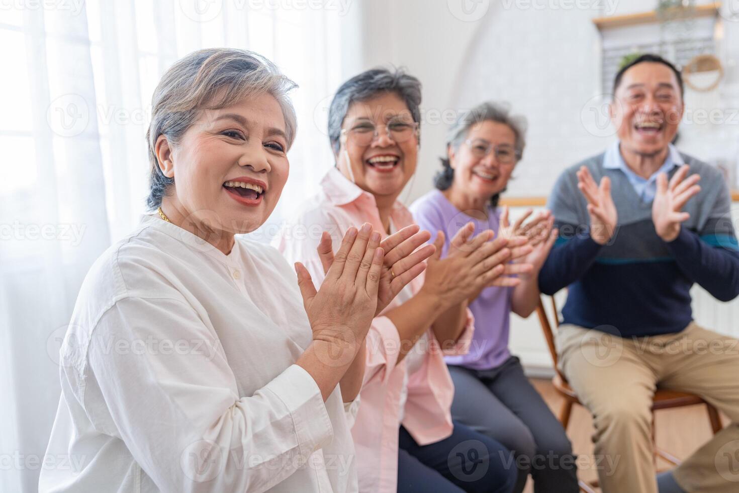 dichtbij omhoog gezichten senior mensen zittend Aan bank. ouder mensen zijn luisteren en genieten vergadering focus groep Bij leven kamer. blij zorgeloos gepensioneerd senior vrienden genieten van ontspanning Bij bijna huis. foto