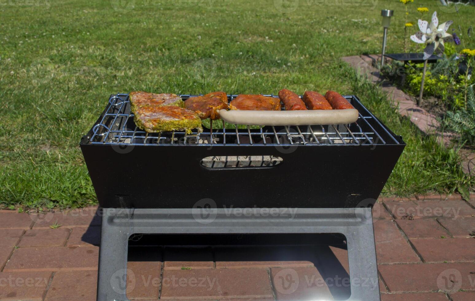 de worstjes en vlees Aan grillen. zomer picknick buitenshuis. foto