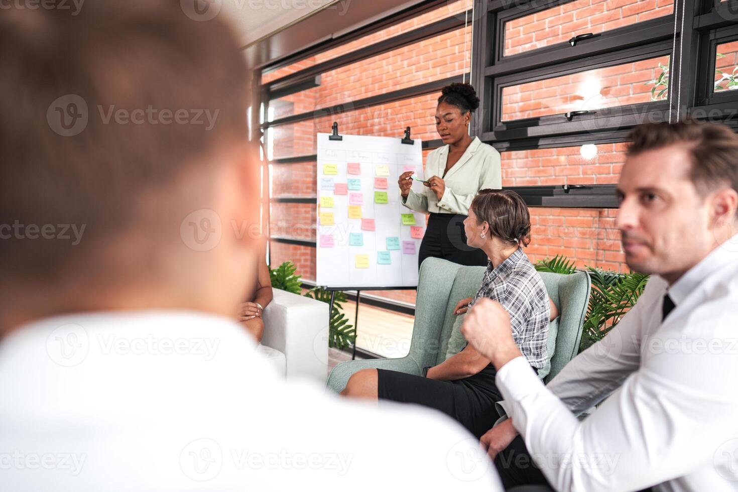 mensen praten en Cadeau de project. ontspannen informeel bedrijf bedrijf ontmoeting. team leider brainstorming nieuw benaderingen en ideeën met collega's. opstarten bedrijf en ondernemerschap concept. foto