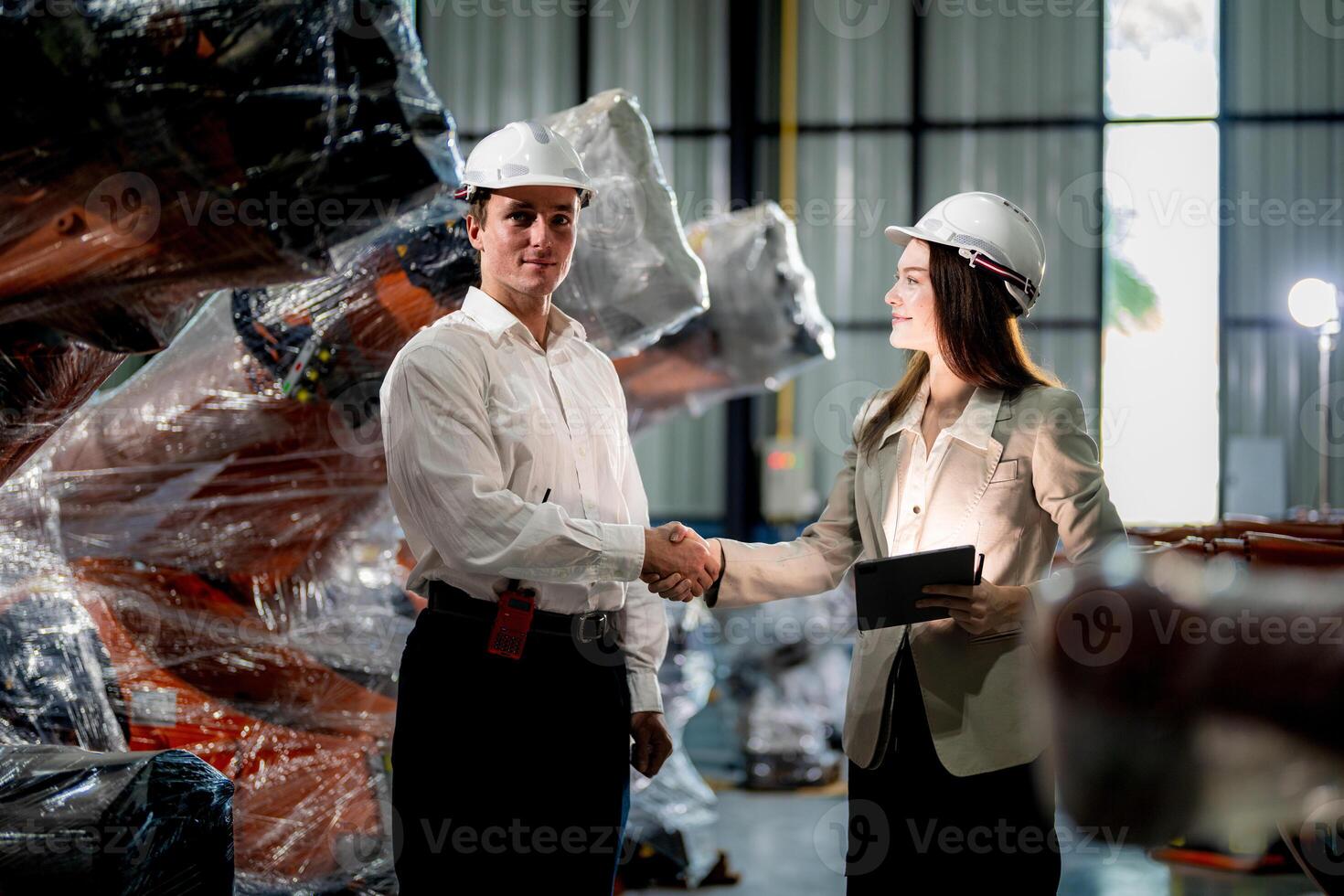 bedrijf ingenieurs vergadering en controle nieuw machine robot. arbeiders wandelen Bij magazijn industrie lassen machine. bedrijf onderhandeling concepten en technologie. Dames gebruik makend van slim tablet naar Cadeau Mens. foto