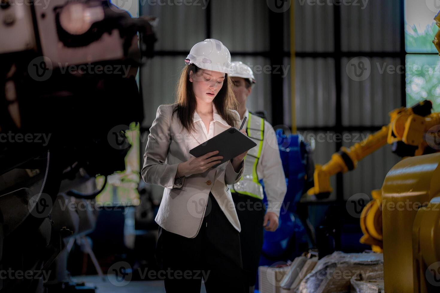 bedrijf vrouw en Mens vergadering en controle nieuw machine robot. ingenieur wandelen Bij magazijn industrie machine. bedrijf onderhandeling concepten en technologie. vrouw is gebruik makend van slim tablet naar Cadeau Mens. foto