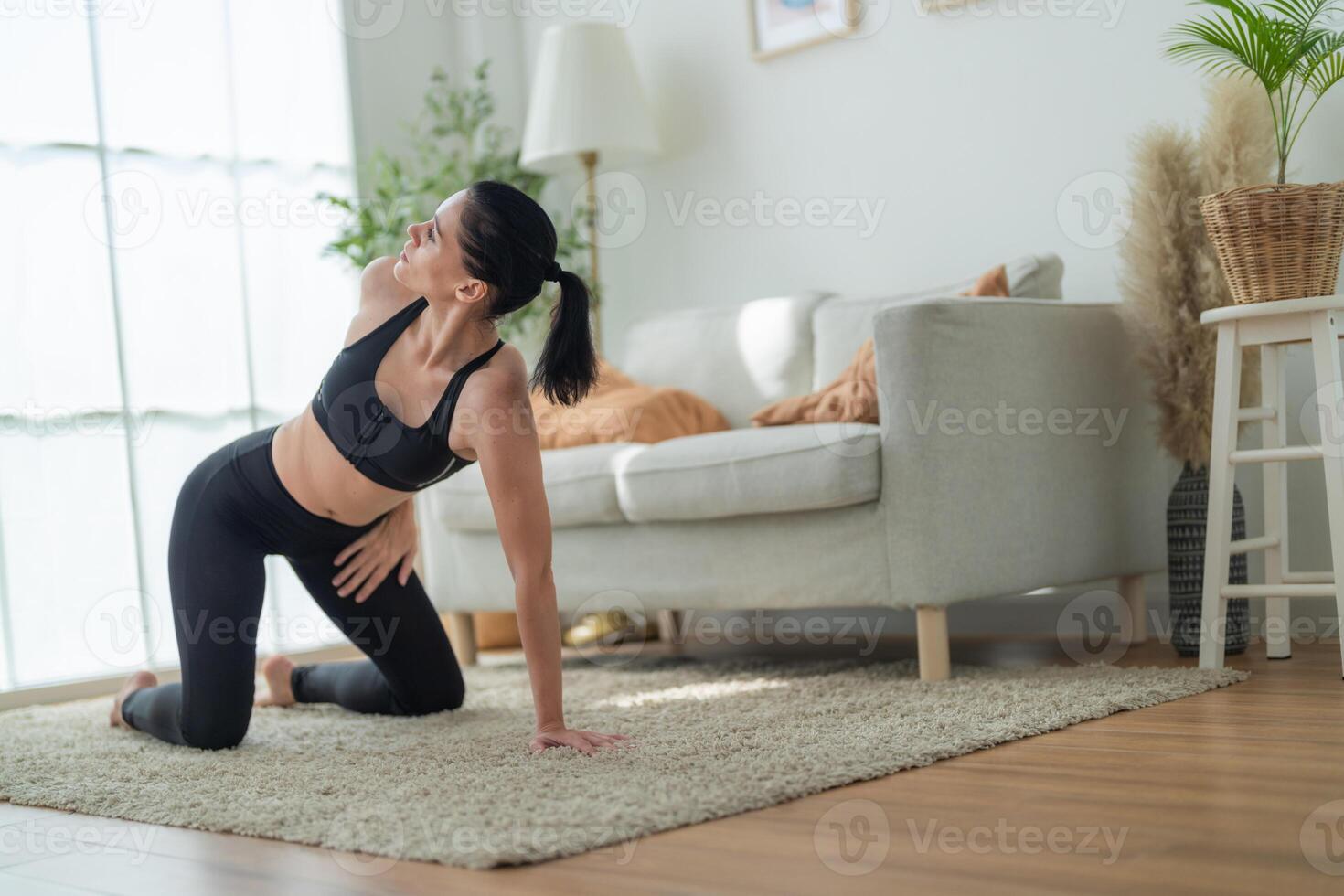 dichtbij omhoog Dames zelfverzekerd opleiding yoga. atletisch Dames in sportkleding aan het doen geschiktheid uitrekken opdrachten Bij huis in de leven kamer. sport en recreatie concept. yoga leraar is helpen meisje. foto