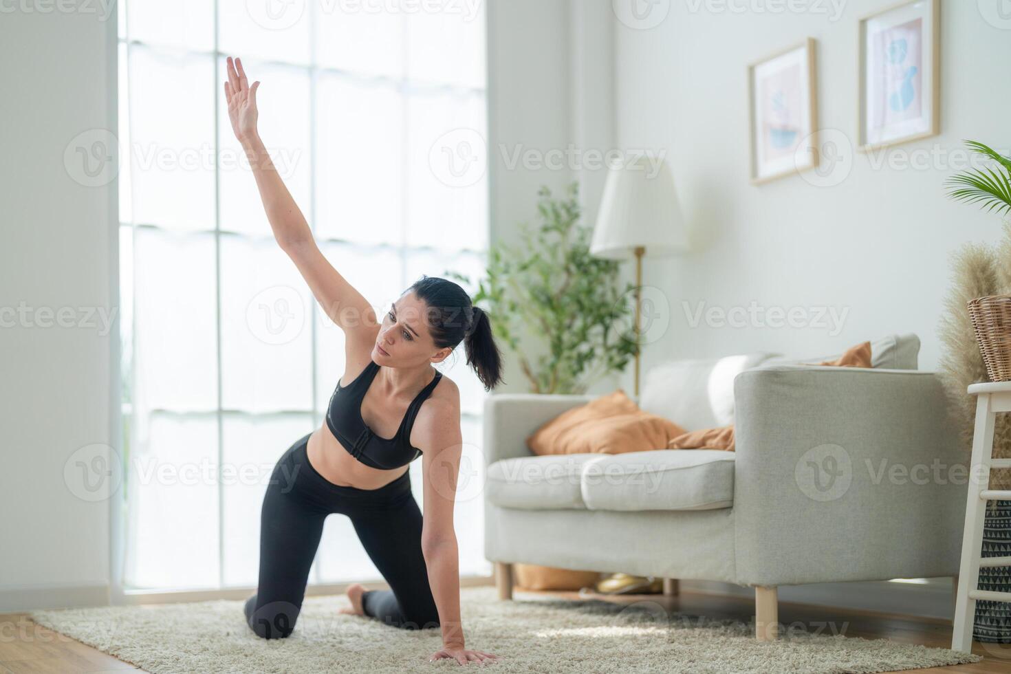 dichtbij omhoog Dames zelfverzekerd opleiding yoga. atletisch Dames in sportkleding aan het doen geschiktheid uitrekken opdrachten Bij huis in de leven kamer. sport en recreatie concept. yoga leraar is helpen meisje. foto