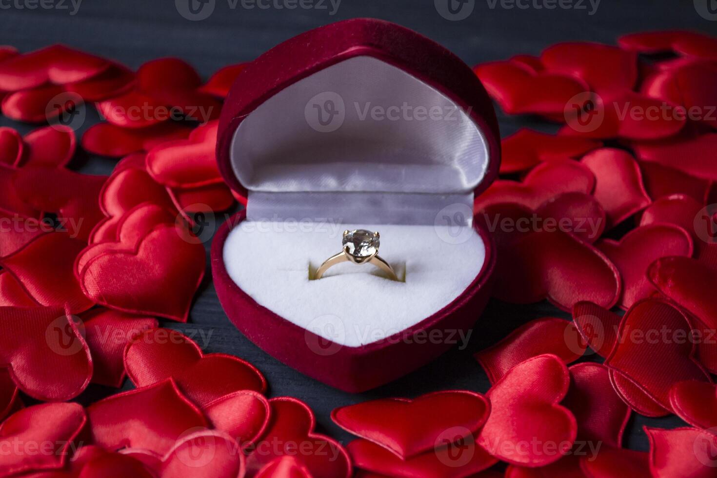 verloving ring in een rood doos Aan een liefde harten achtergrond. foto