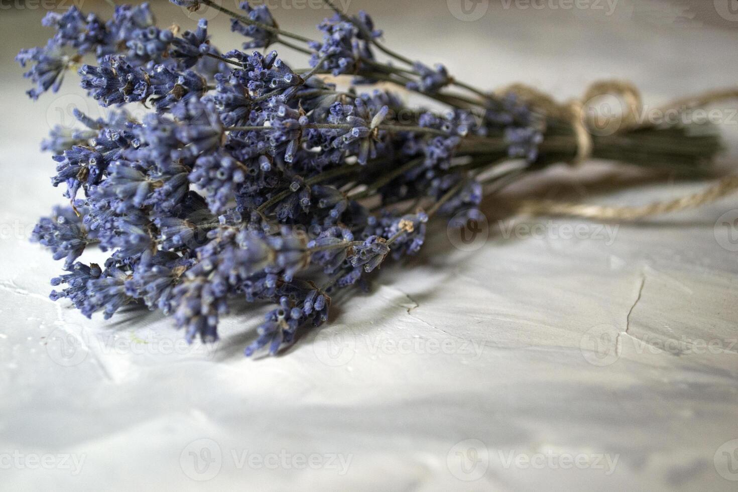 de boeket van droog lavendel Aan de bureau. dichtbij omhoog. foto