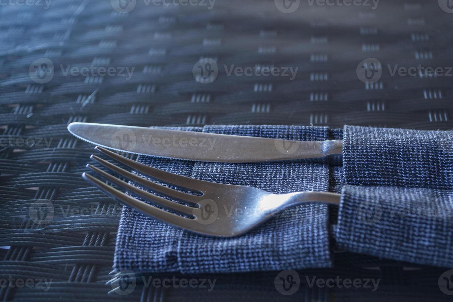 een vork en een mes Aan de dining tafel. foto
