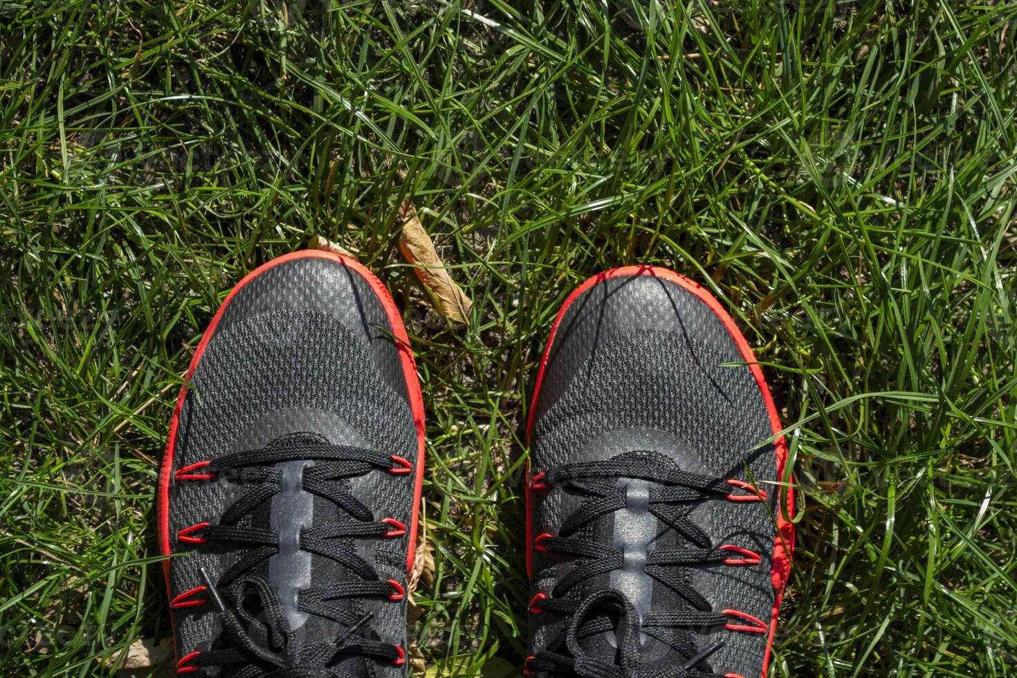 Mens in sport sportschoenen buitenshuis. foto