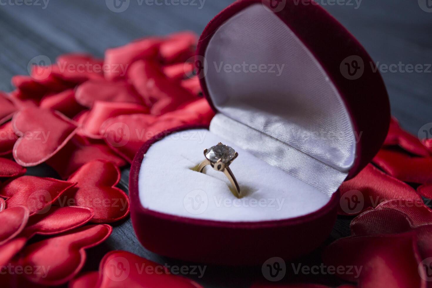 verloving ring in een rood doos Aan een liefde harten achtergrond. foto