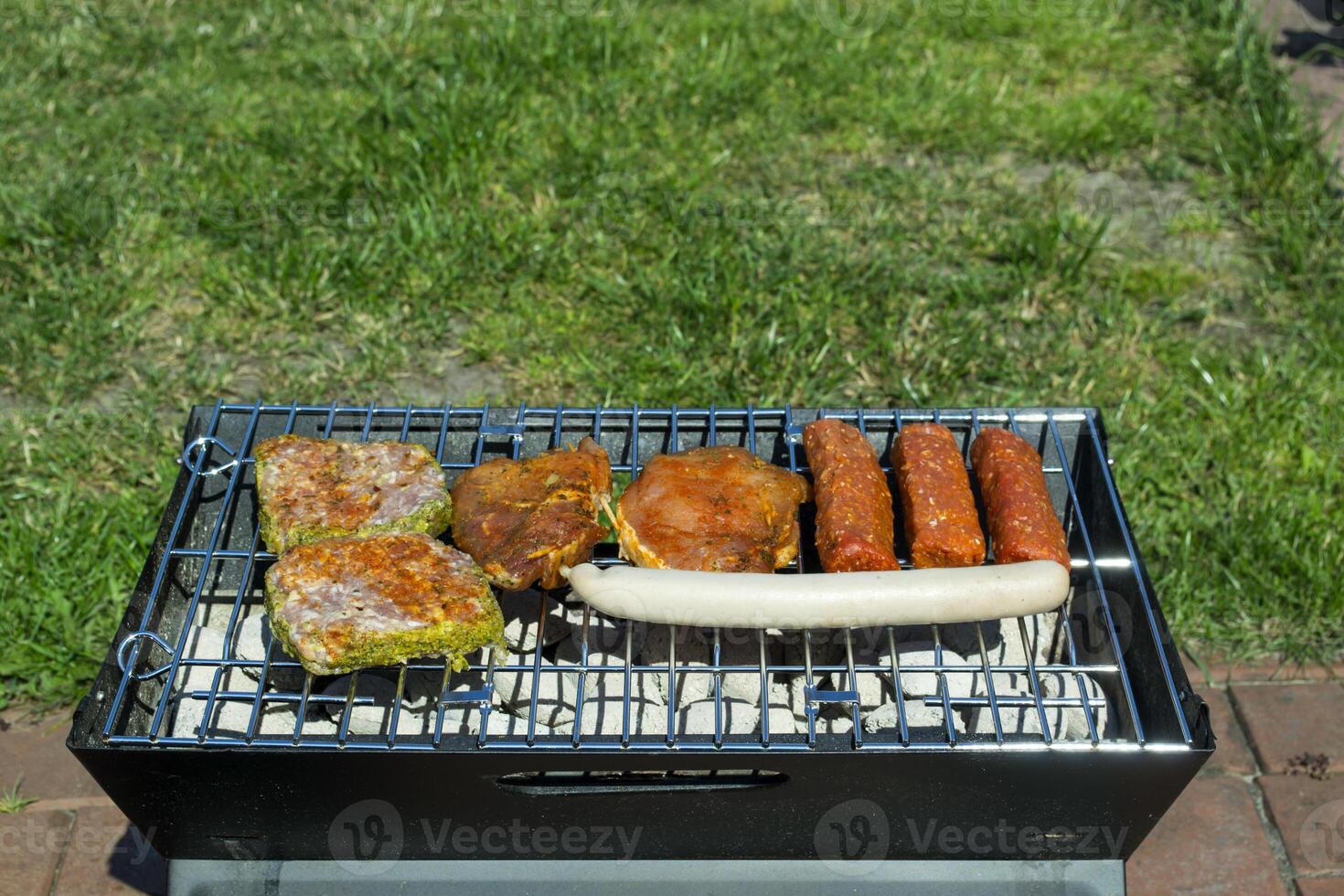 de worstjes en vlees Aan grillen. zomer picknick buitenshuis. foto