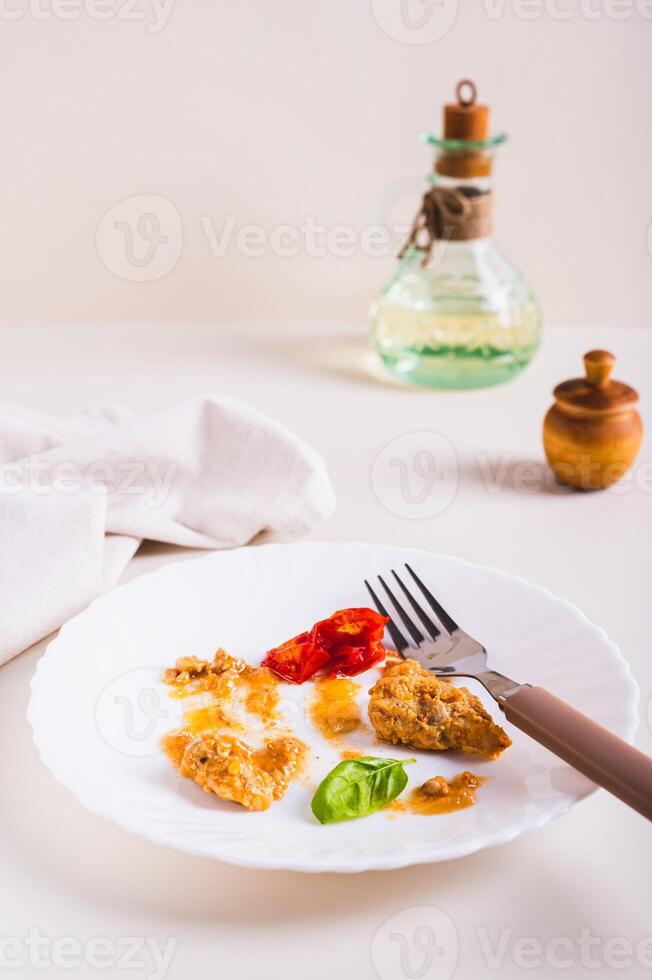 hou op voedsel afval. overgebleven voedsel Aan een bord na avondeten Aan de tafel verticaal visie foto