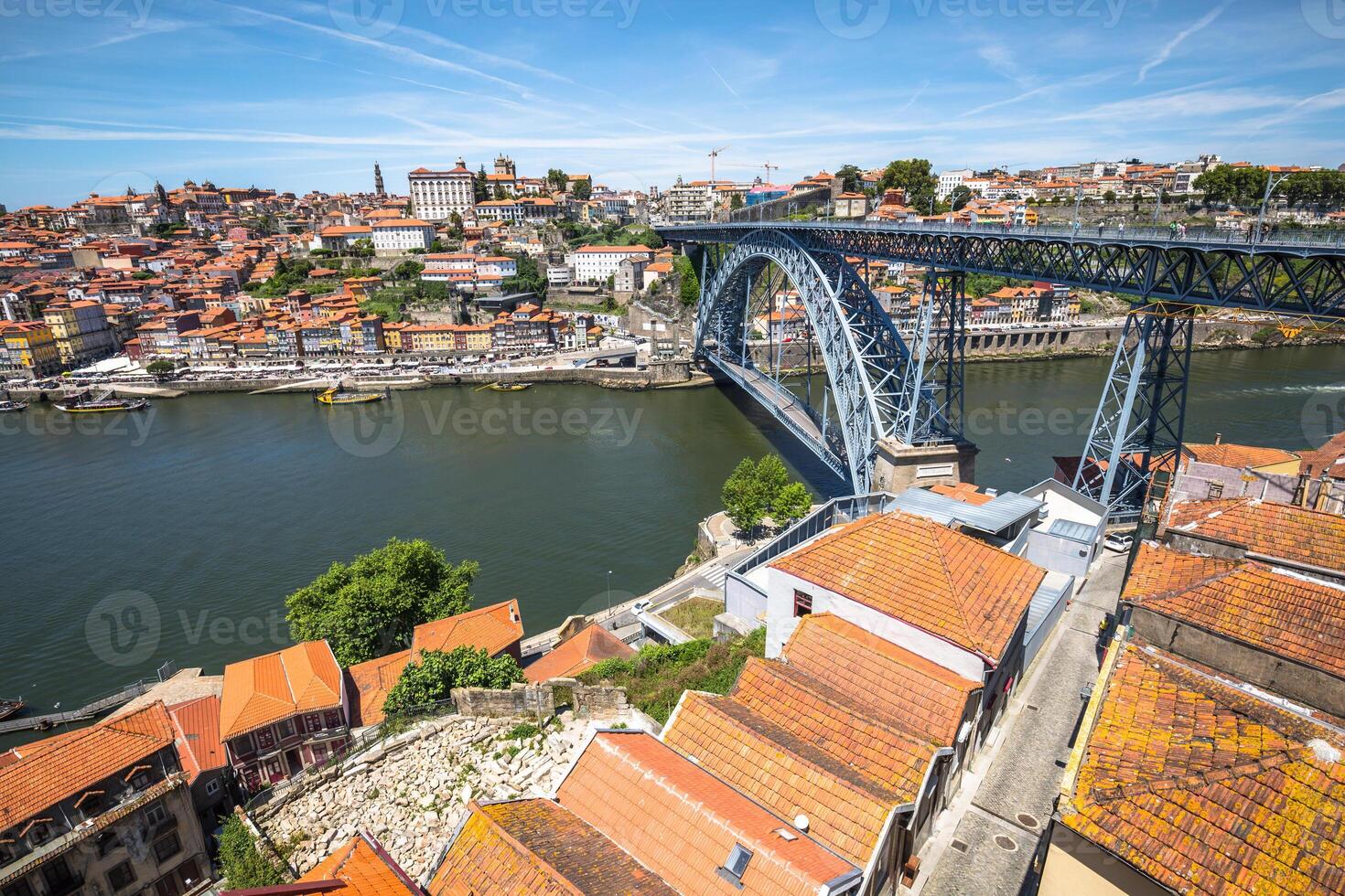 visie van de historisch stad van porto, Portugal met de dom luiz brug. foto