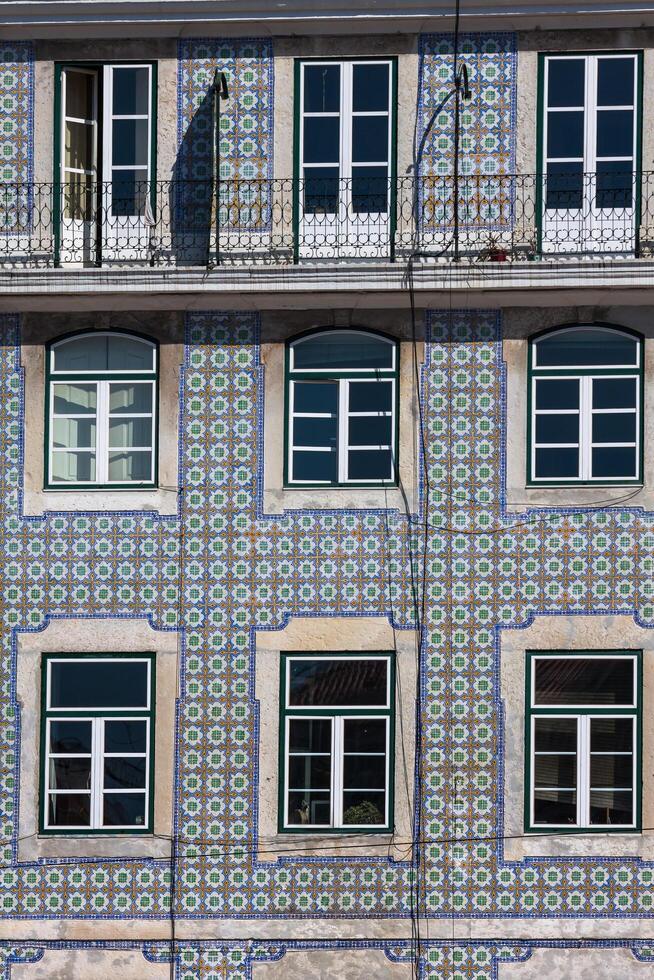 Lissabon gebouwen met typisch traditioneel Portugees tegels Aan de muur in Lissabon, Portugal foto