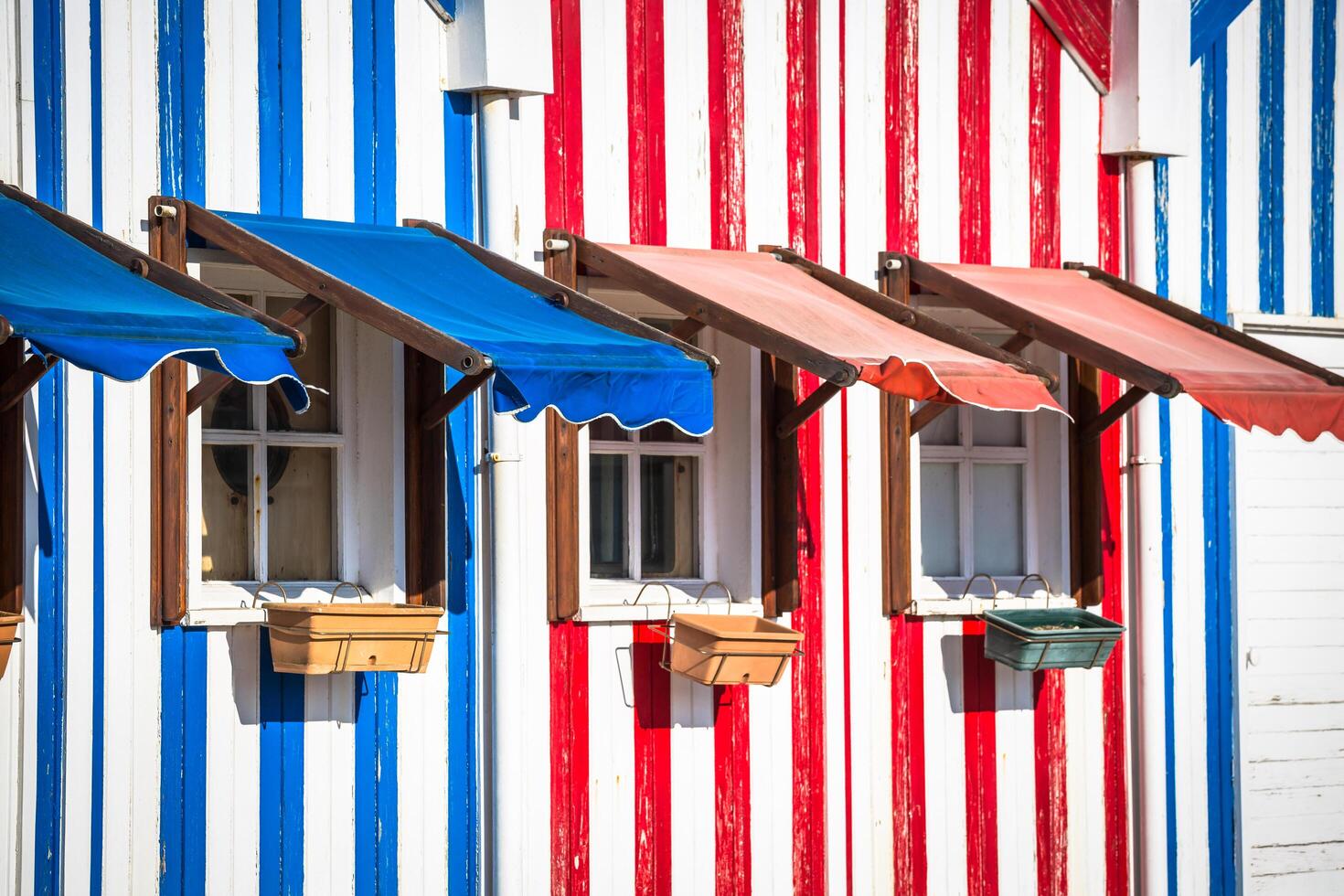 kleurrijk gestreept vissers huizen in blauw en rood, costa nieuw, aveiro, Portugal foto