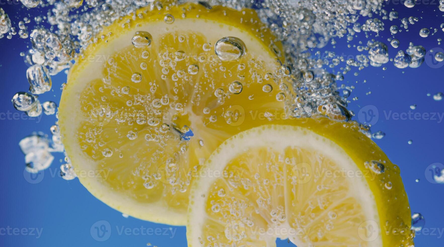 onderwater- citroen plak in Frisdrank water of limonade met bubbels. foto
