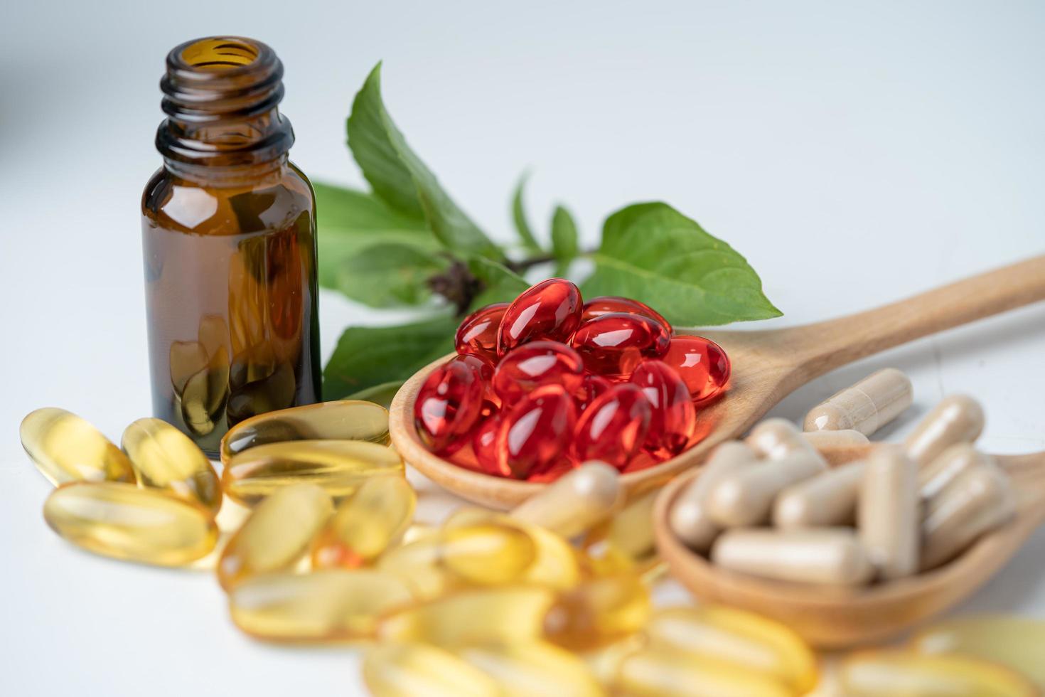 alternatieve geneeskunde kruiden organische capsule met vitamine e omega 3 visolie, mineraal, medicijn met kruiden blad natuurlijke supplementen voor een gezond goed leven. foto