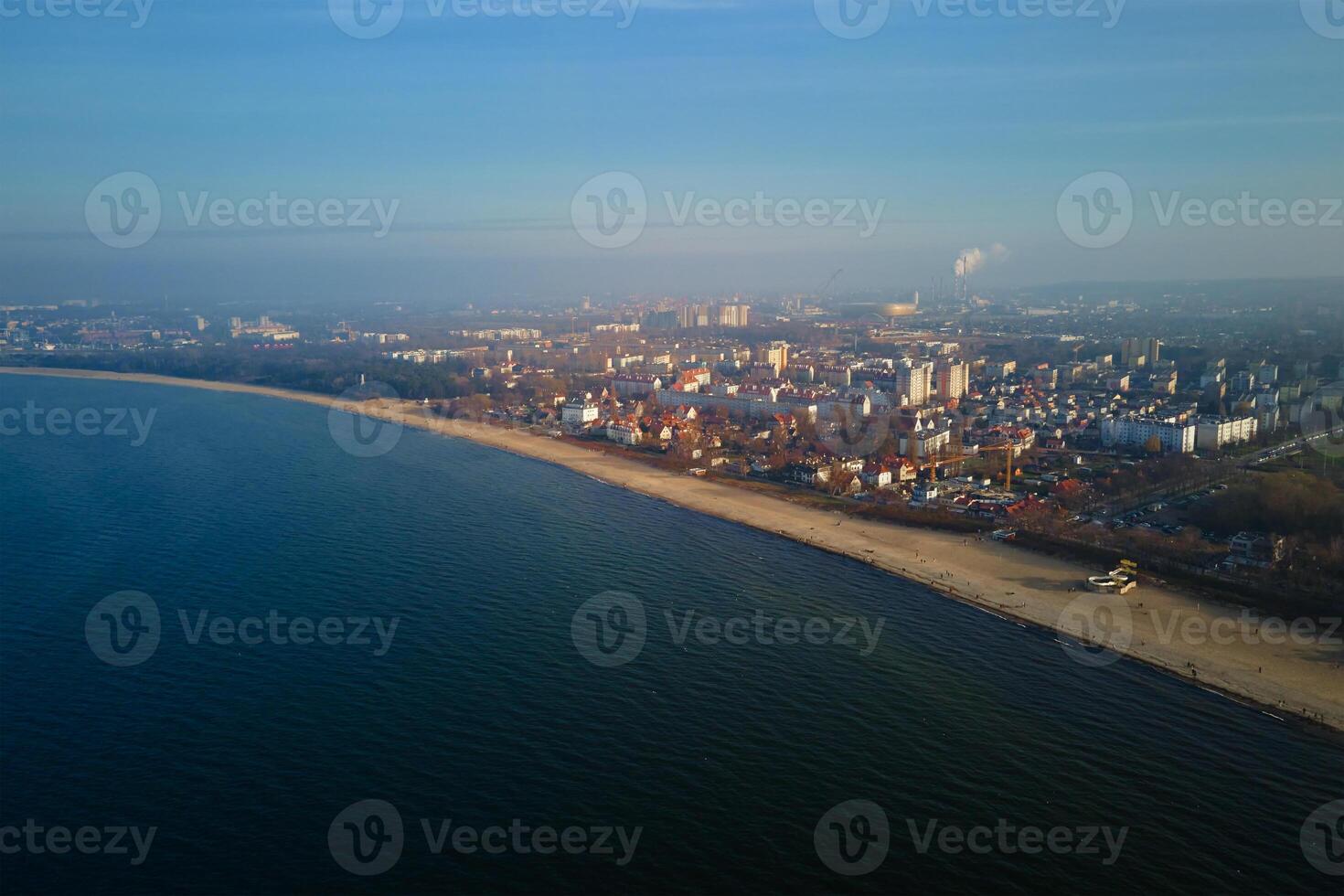 Baltisch zee kust met visie van gdansk stad, antenne visie foto