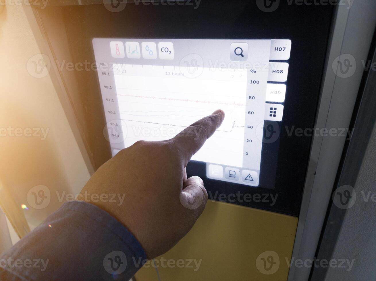 de ingenieur een ingenieur is richten Bij een Scherm gegevens grafiek Aan Scherm technologie van broederij machine. foto