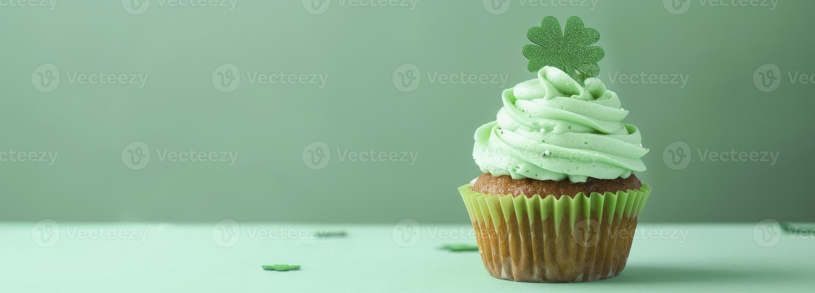 ai gegenereerd st. Patrick dag koekje tegen groen achtergrond. foto