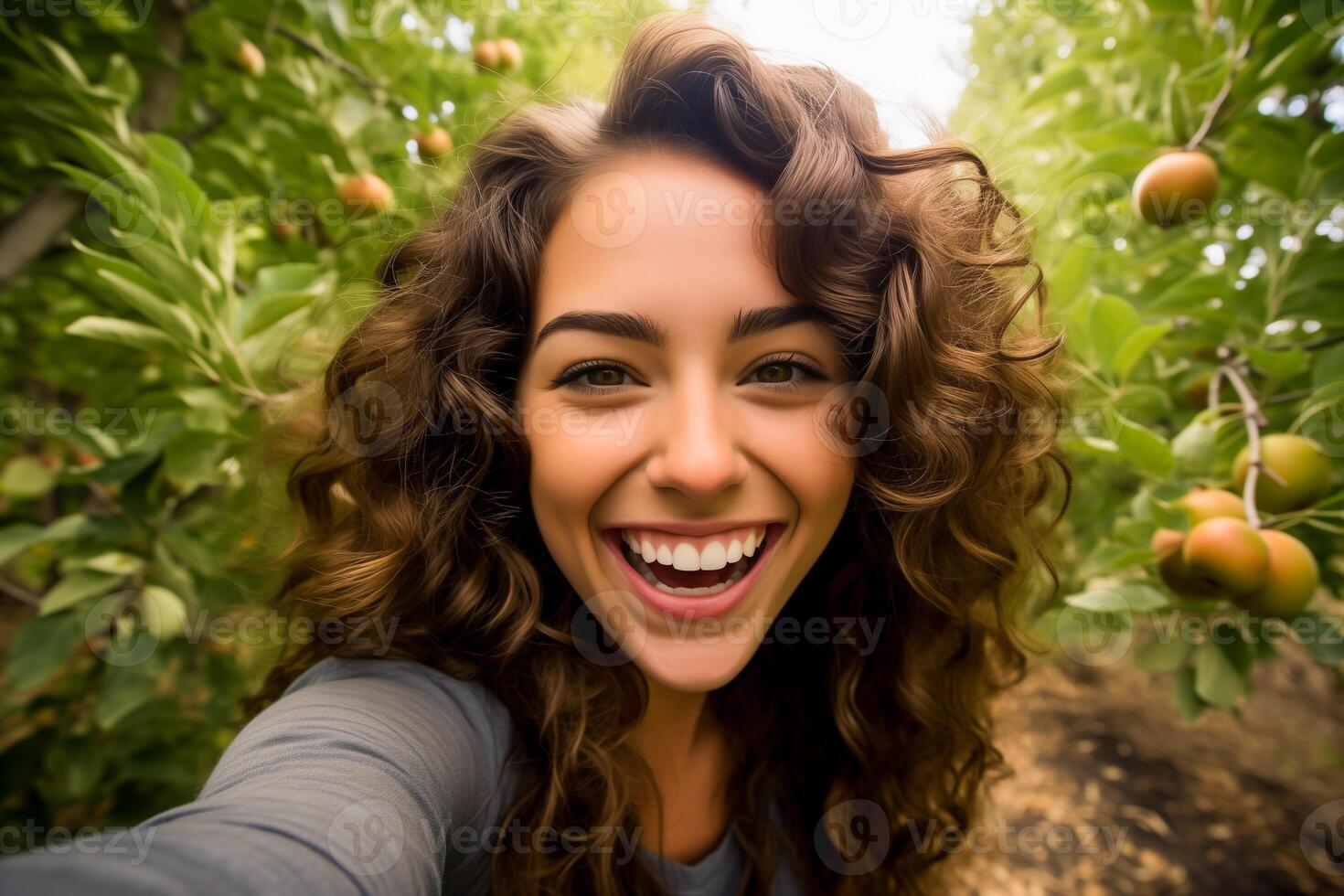 ai gegenereerd jong gelukkig vrouw nemen selfie in de boomgaard. portret van glimlachen aantrekkelijk vrouw in de natuur. foto