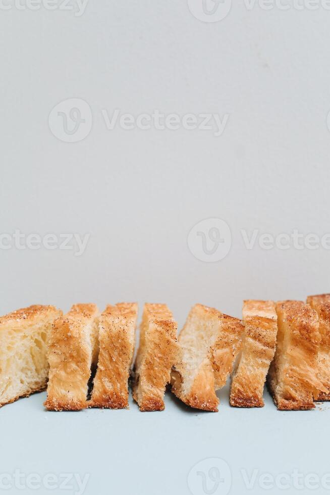 plakjes van brood Aan een licht blauw achtergrond. plaats voor tekst. foto