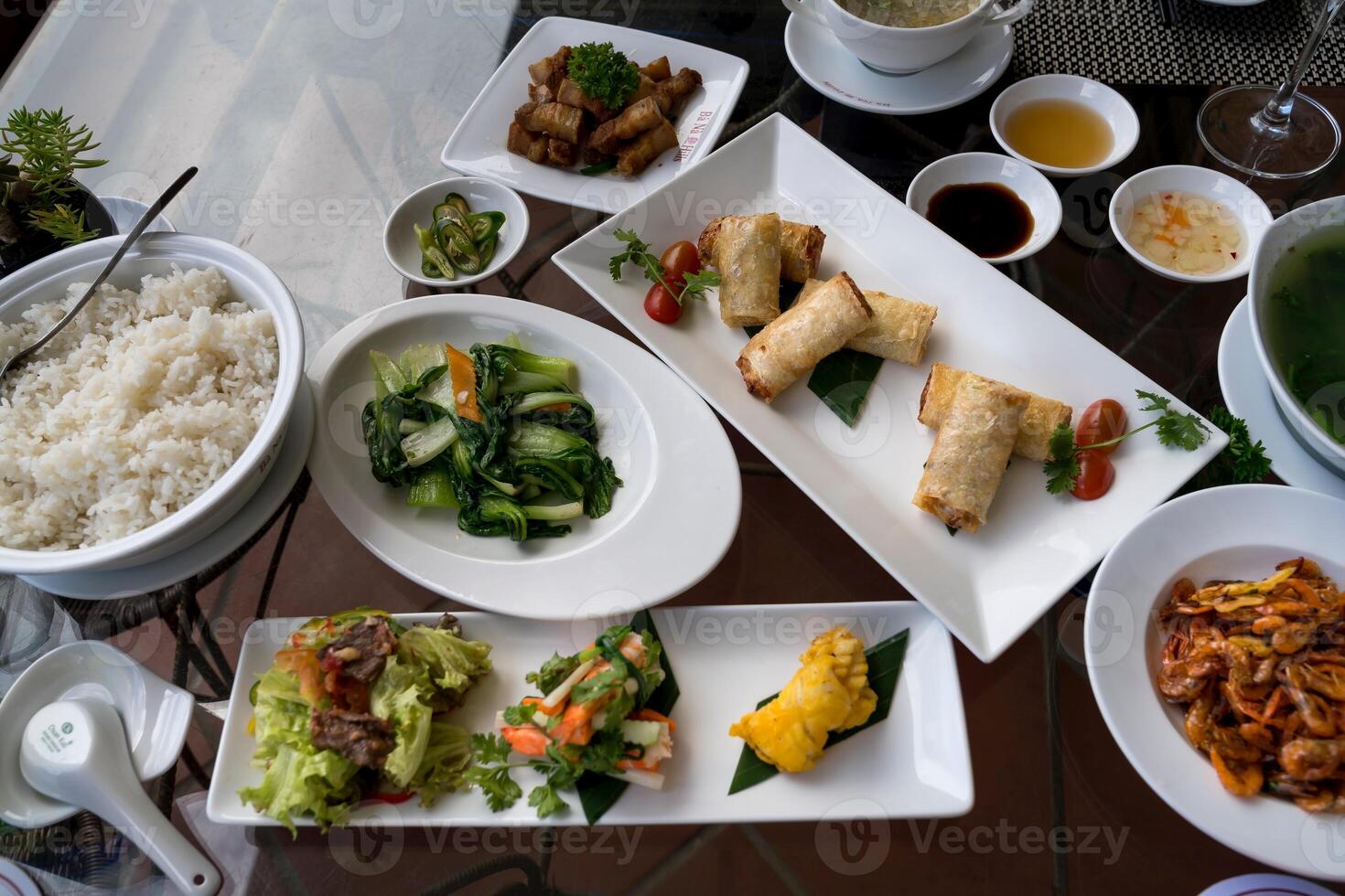 traditioneel Thais voedsel reeks Aan tafel Bij restaurant in Bangkok, Thailand foto