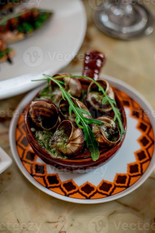 Escargots met pesto saus en rucola, selectief focus foto