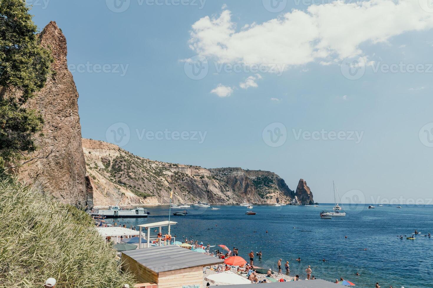 zee lagune. panoramisch visie Aan kalmte azuur zee en vulkanisch rotsachtig foto