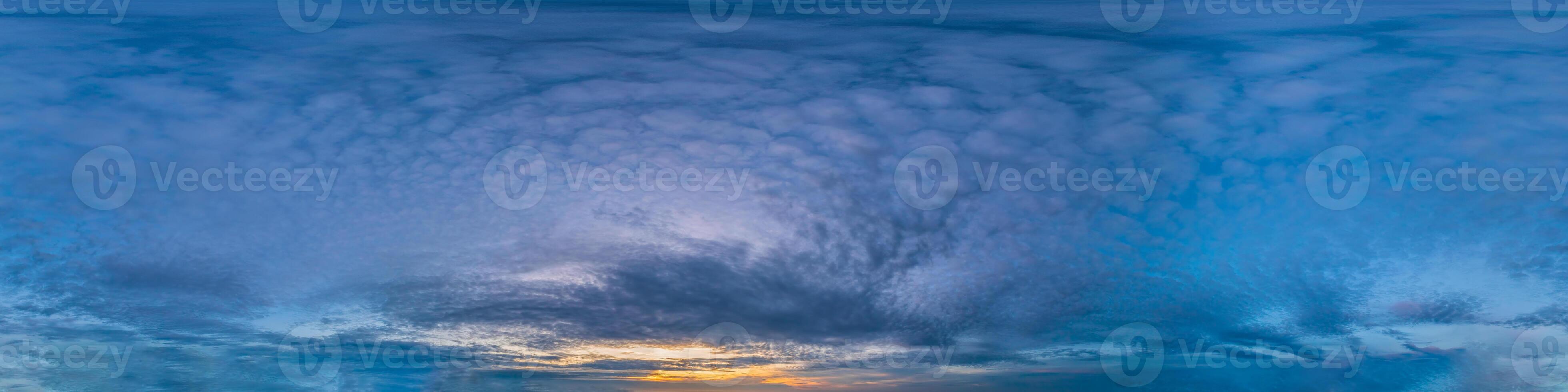 360 panorama van donker blauw zonsondergang lucht met cirrocumulus wolken naadloos hdr bolvormig equirectangular formaat met compleet zenit voor gebruik in 3d, spel en voor composieten in antenne dar pano net zo lucht koepel foto