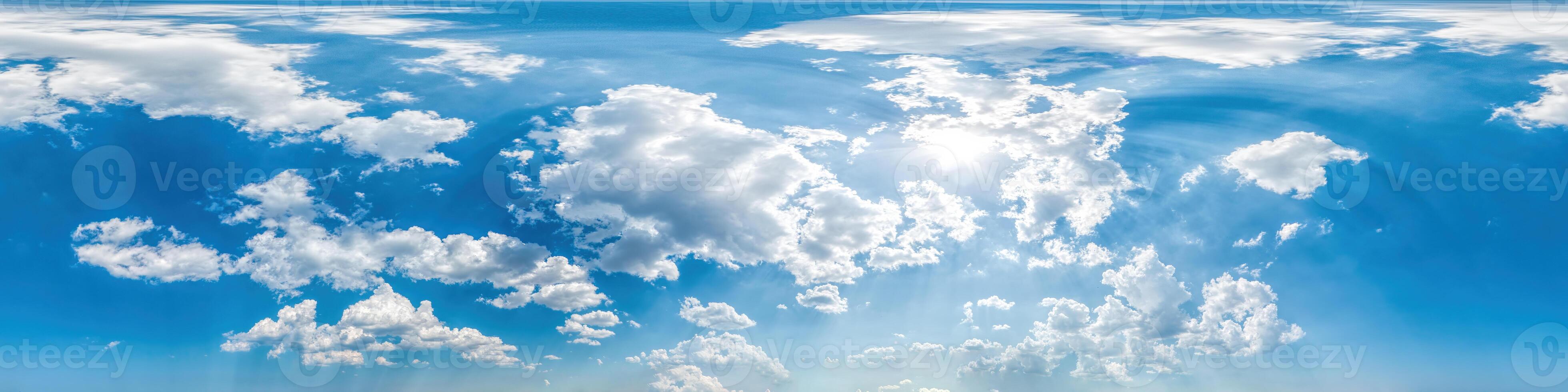 naadloos panorama van lucht met gezwollen cumulus wolken in bolvormig equirectangular formaat met compleet zenit voor gebruik in 3d grafiek, spel en composieten in antenne dar 360 mate panorama's net zo lucht koepel foto