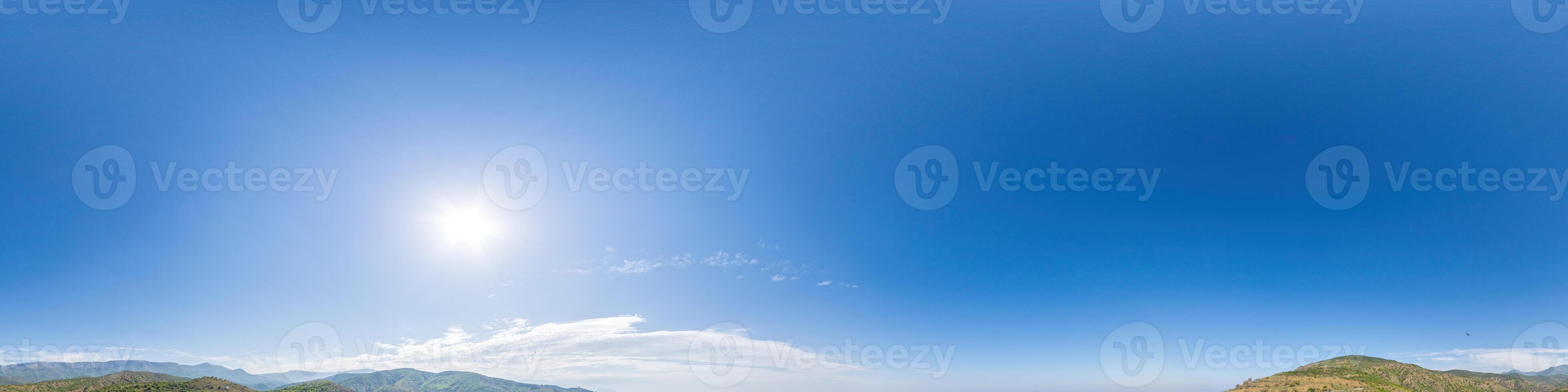 blauwe lucht met lichte wolken naadloos panorama in bolvormig, rechthoekig formaat met volledig zenit voor gebruik in 3D-graphics, games en voor composieten in drone vanuit de lucht 360 graden panorama's als een luchtkoepel foto