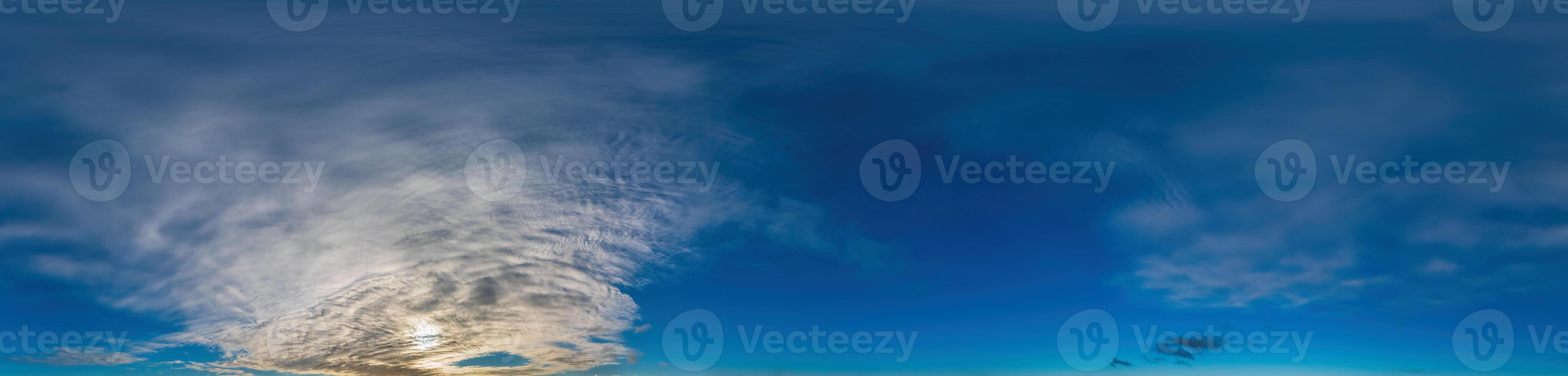 blauw lucht met cirrus wolken naadloos panorama in bolvormig equirectangular formaat. compleet zenit voor gebruik in 3d grafiek, spel en voor composieten in antenne dar 360 mate panorama's net zo een lucht koepel foto