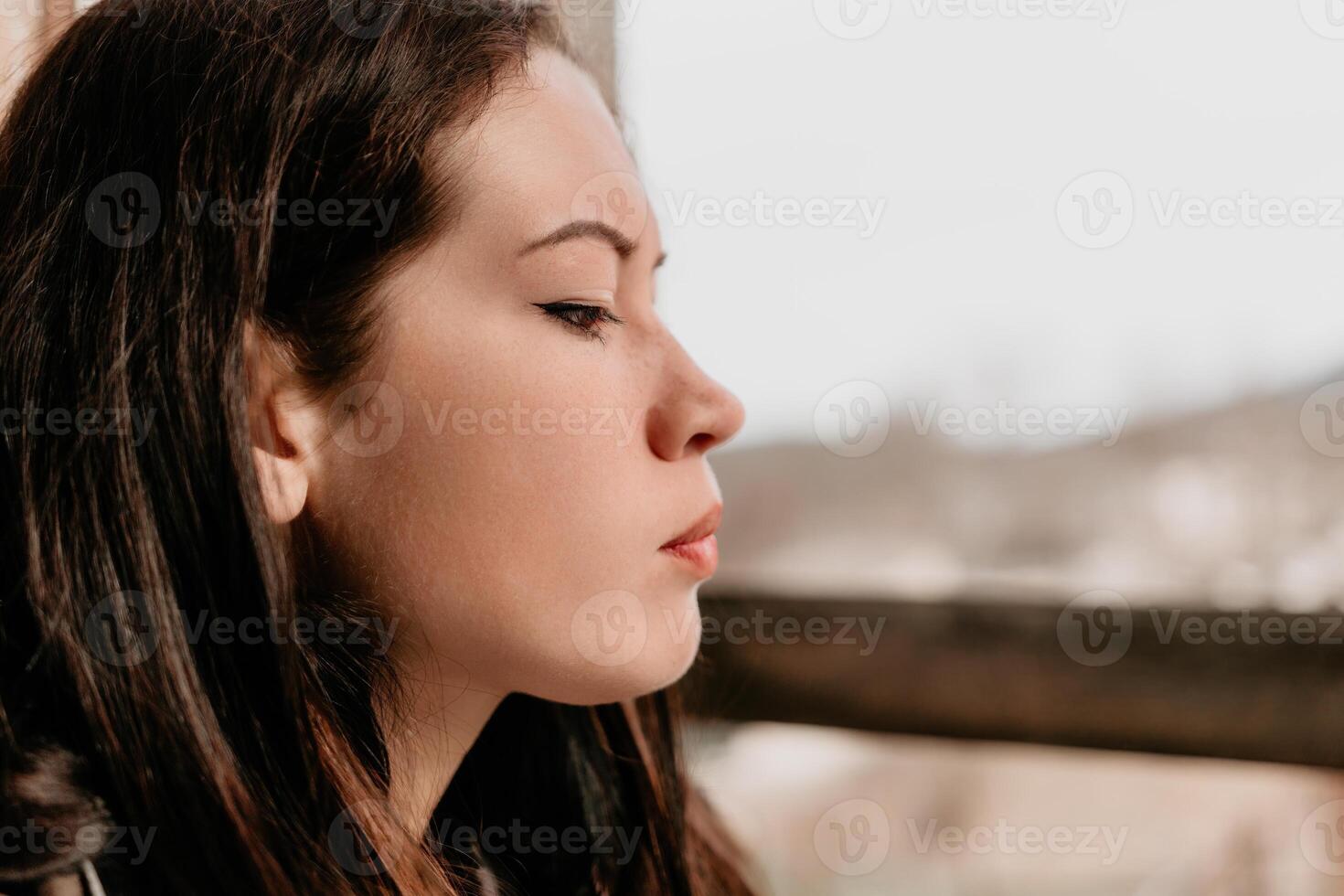 gelukkig jong glimlachen vrouw met sproeten buitenshuis portret. zacht zonnig kleuren. buitenshuis detailopname portret van een jong brunette vrouw en op zoek naar de camera, poseren tegen herfst natuur achtergrond foto