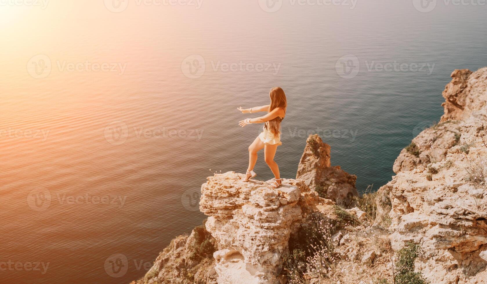 vrouw reizen zee. gelukkig toerist genieten nemen afbeelding buitenshuis voor herinneringen. vrouw reiziger looks Bij de rand van de klif Aan de zee baai van bergen, sharing reizen avontuur reis foto